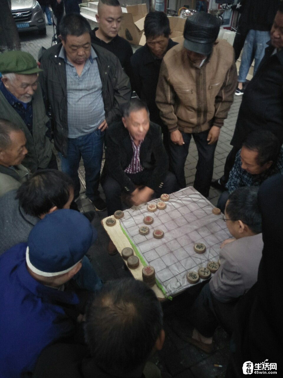 石柱街头看到了下象棋的最高境界,对阵双方下成活棋.